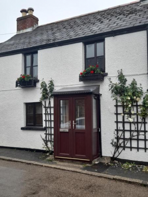 Cosy Cottage in heart of coastal village